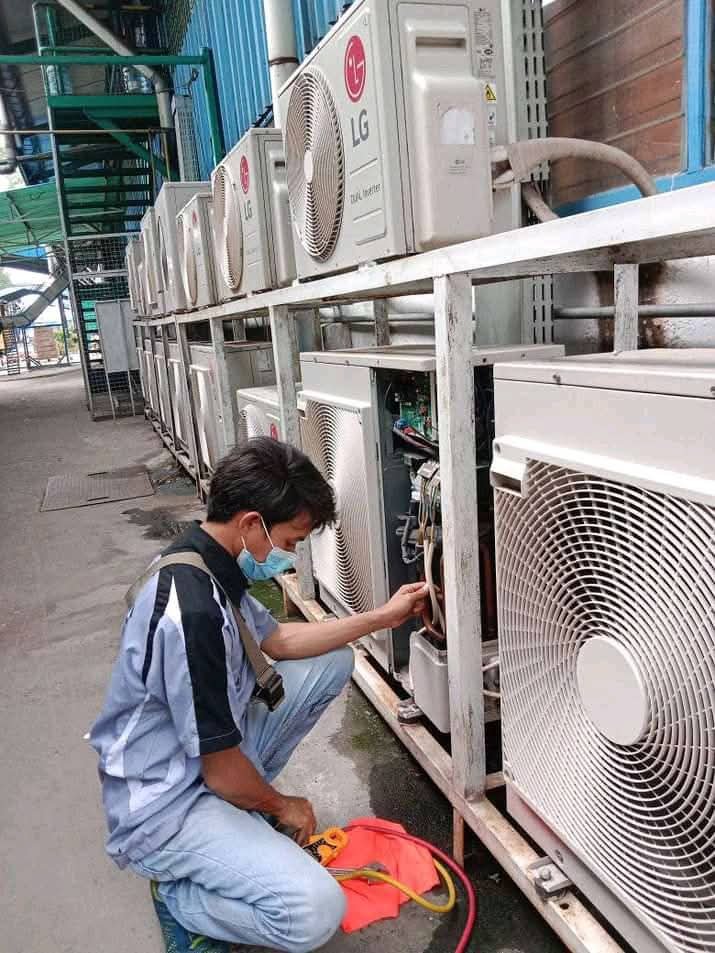 Teknisi sedang bekerja